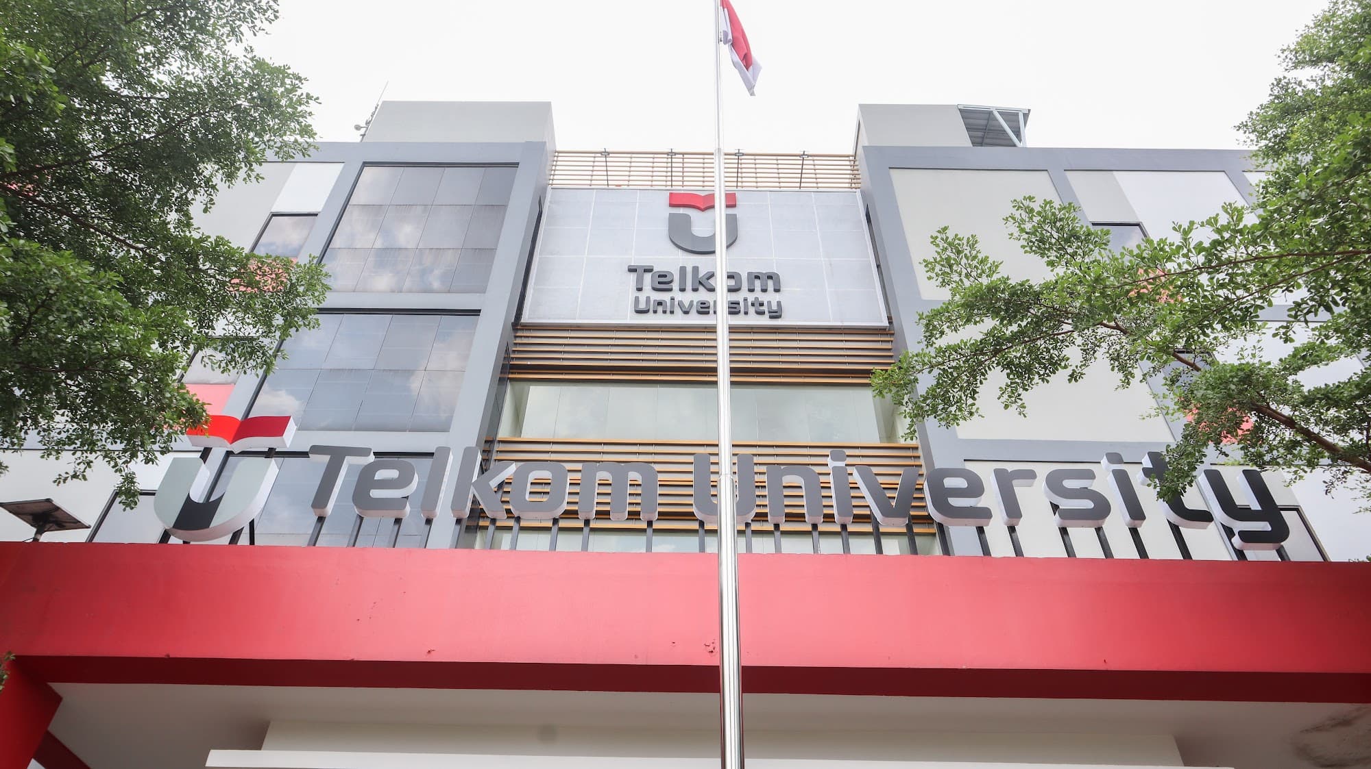 Fasad Gedung Utama Kampus