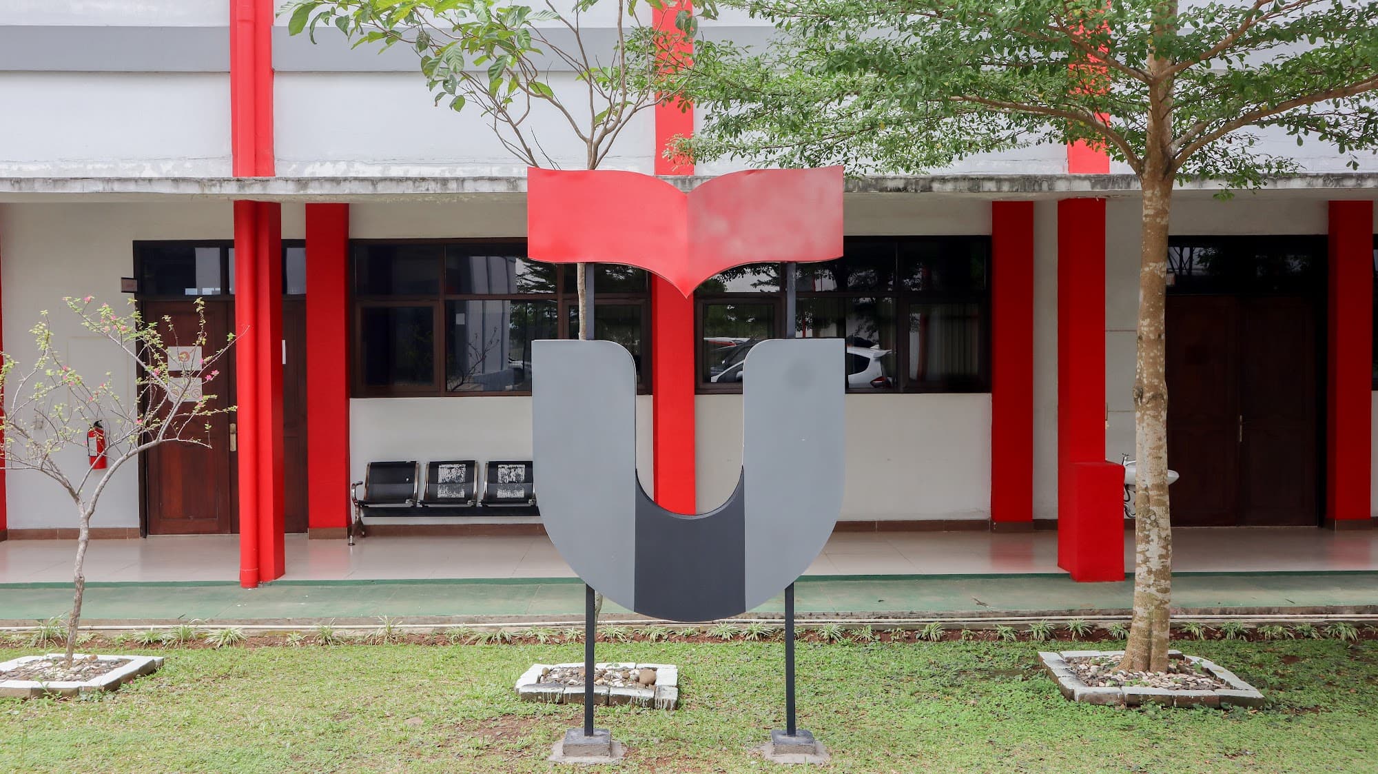 Ikon Huruf U di Taman Kampus