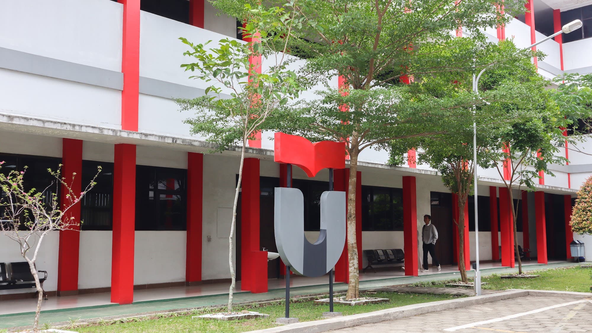 Taman dengan Instalasi Logo Kampus