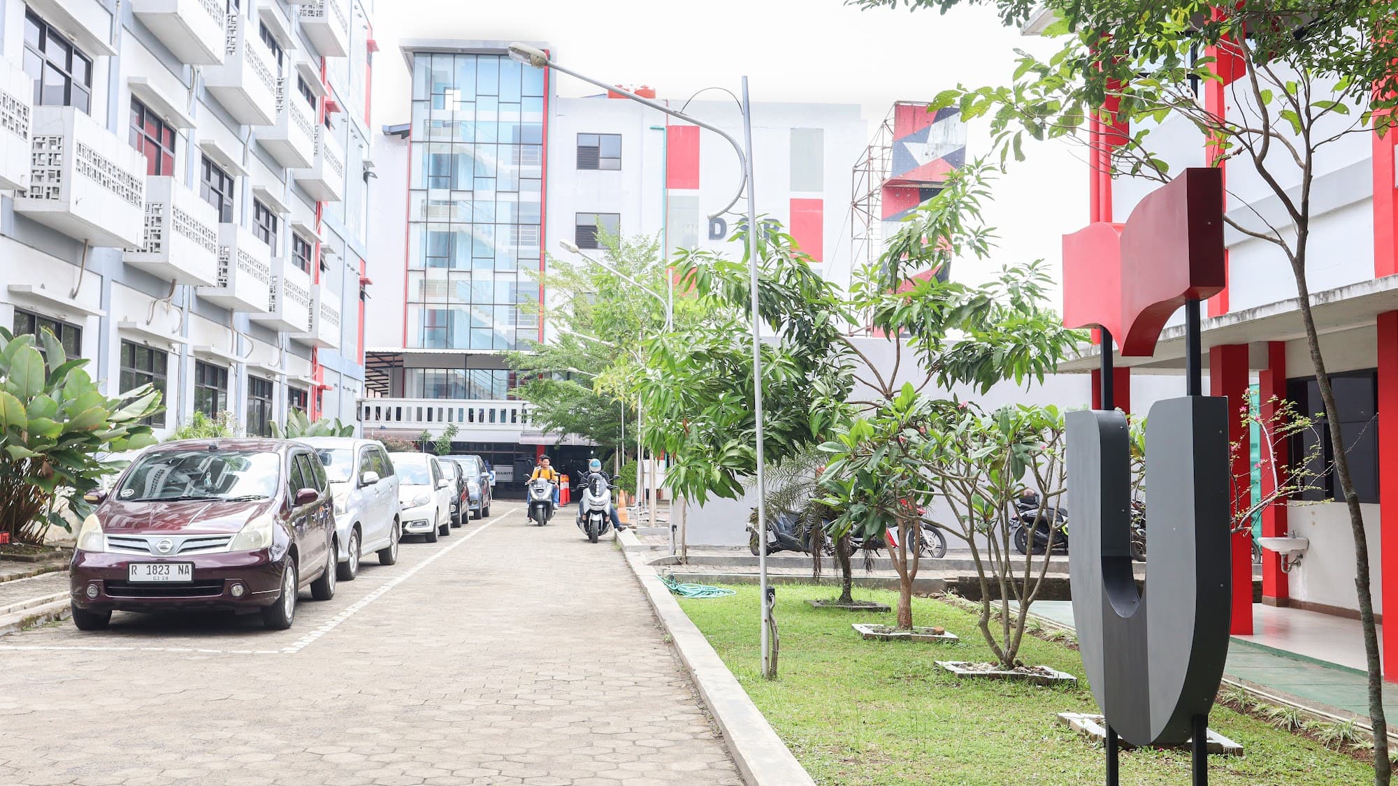 Jalan Utama di Dalam Kampus
