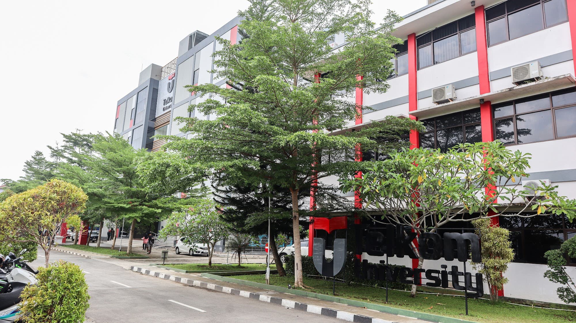 Panorama Jalan dan Gedung Kampus