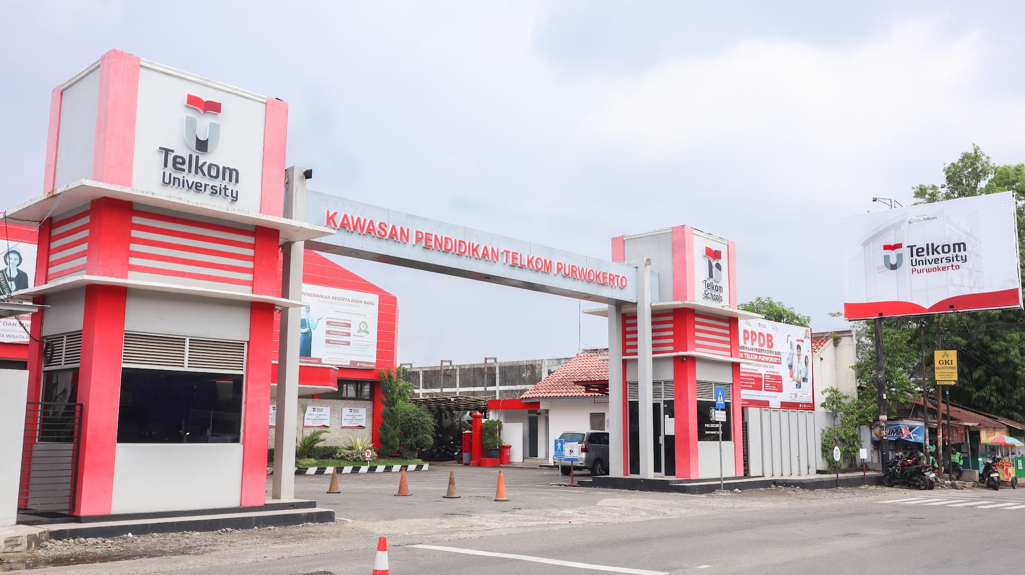 Kawasan Pendidikan Telkom dari Sisi Jalan