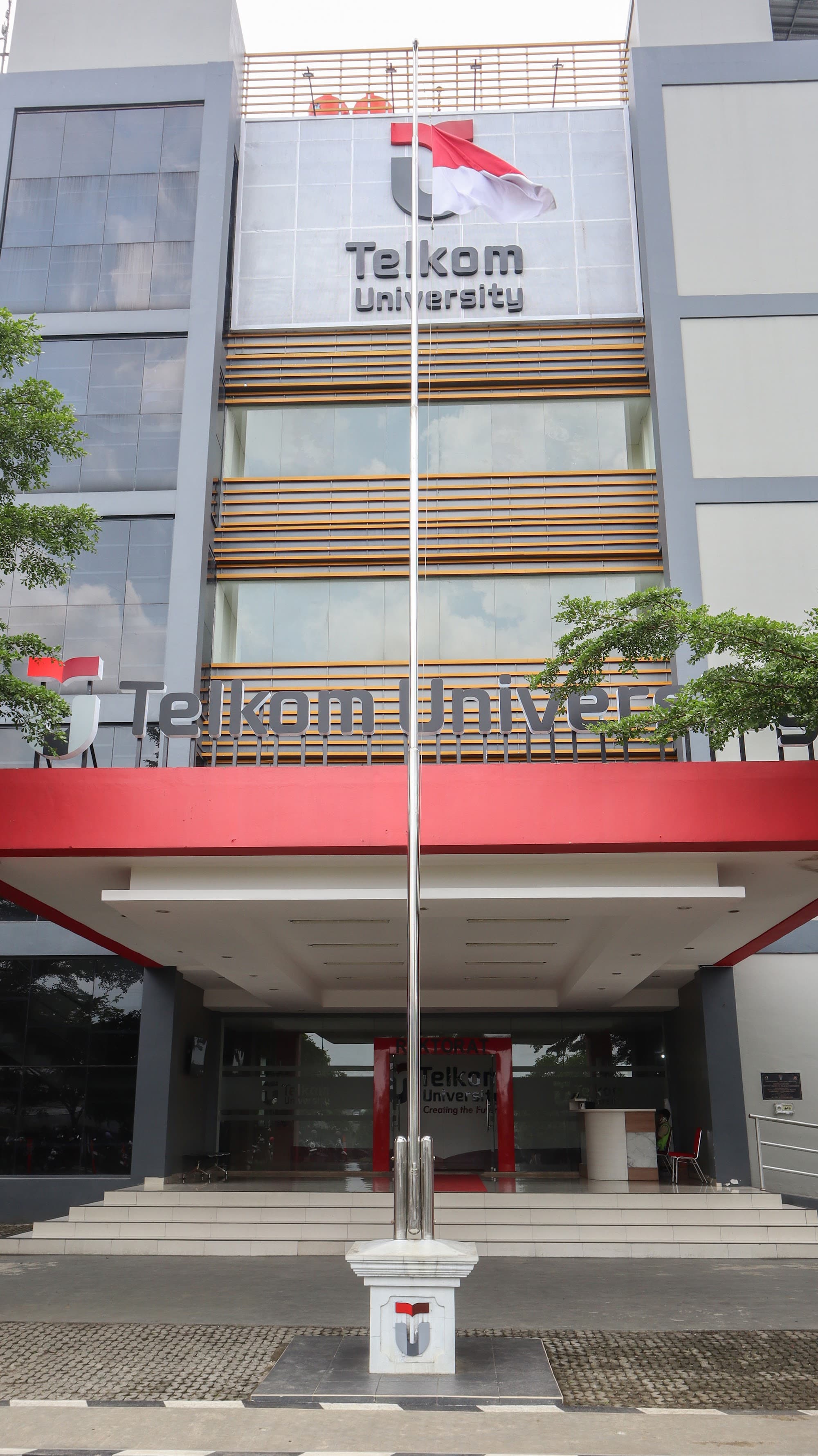 Pintu Masuk Gedung Rektorat