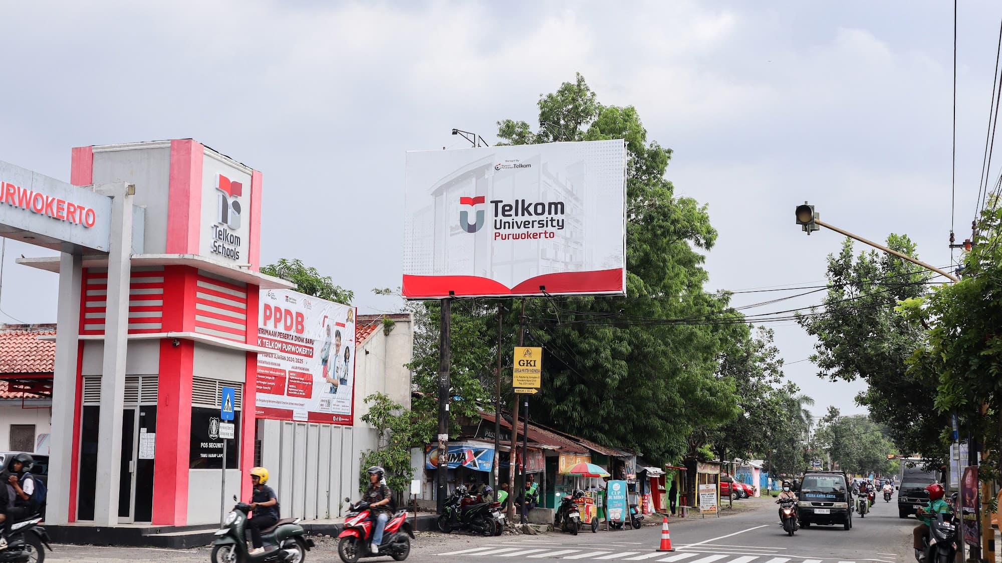 Billboard Kampus di Jalan Raya