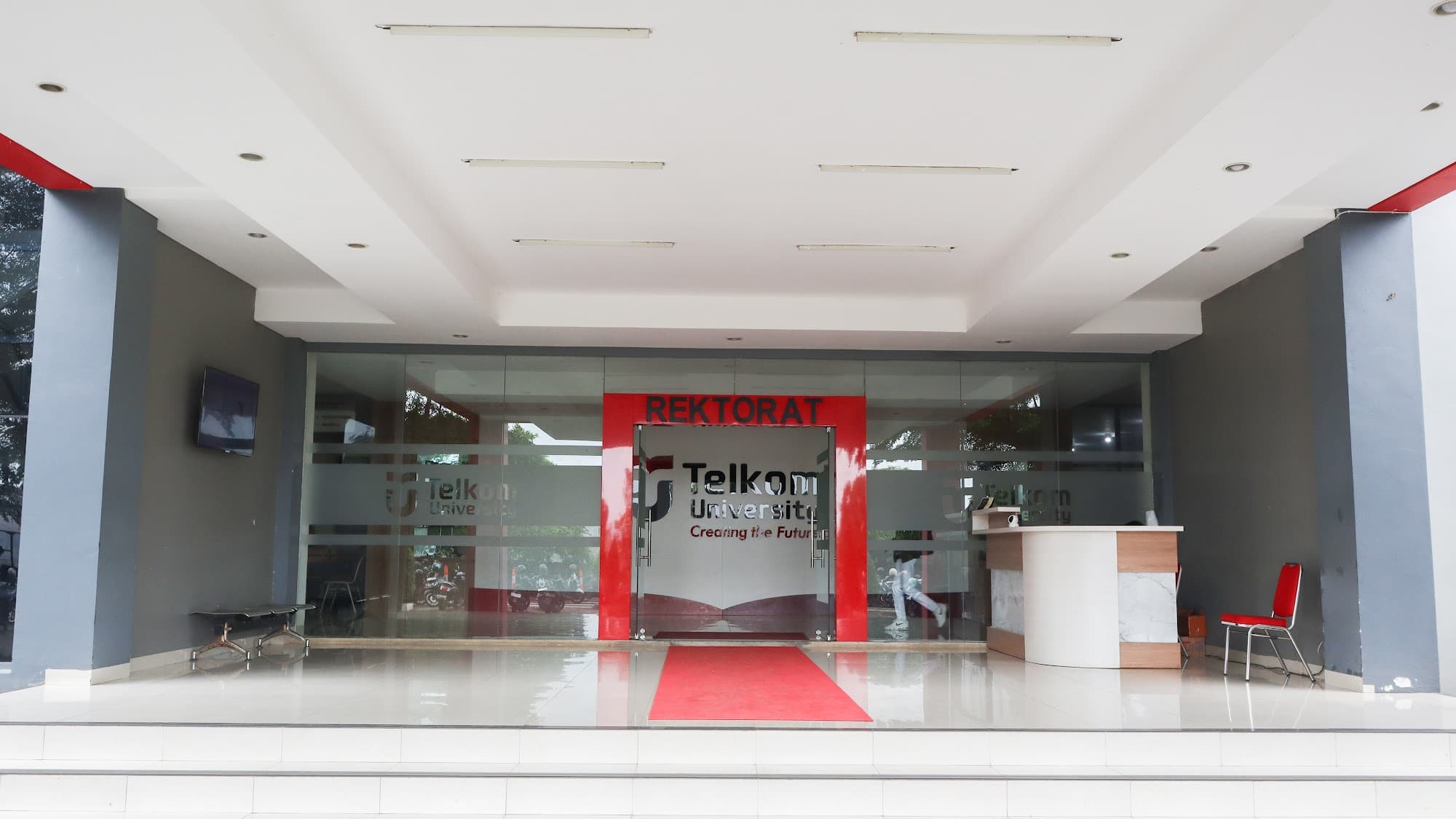 Interior Pintu Masuk Gedung Rektorat