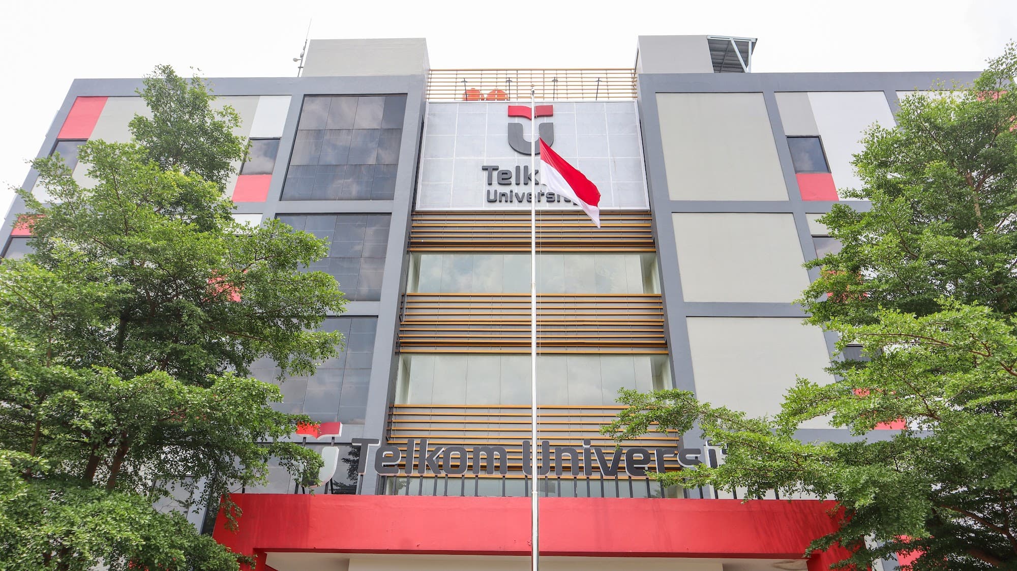 Gedung Kampus Diapit Pepohonan Rindang