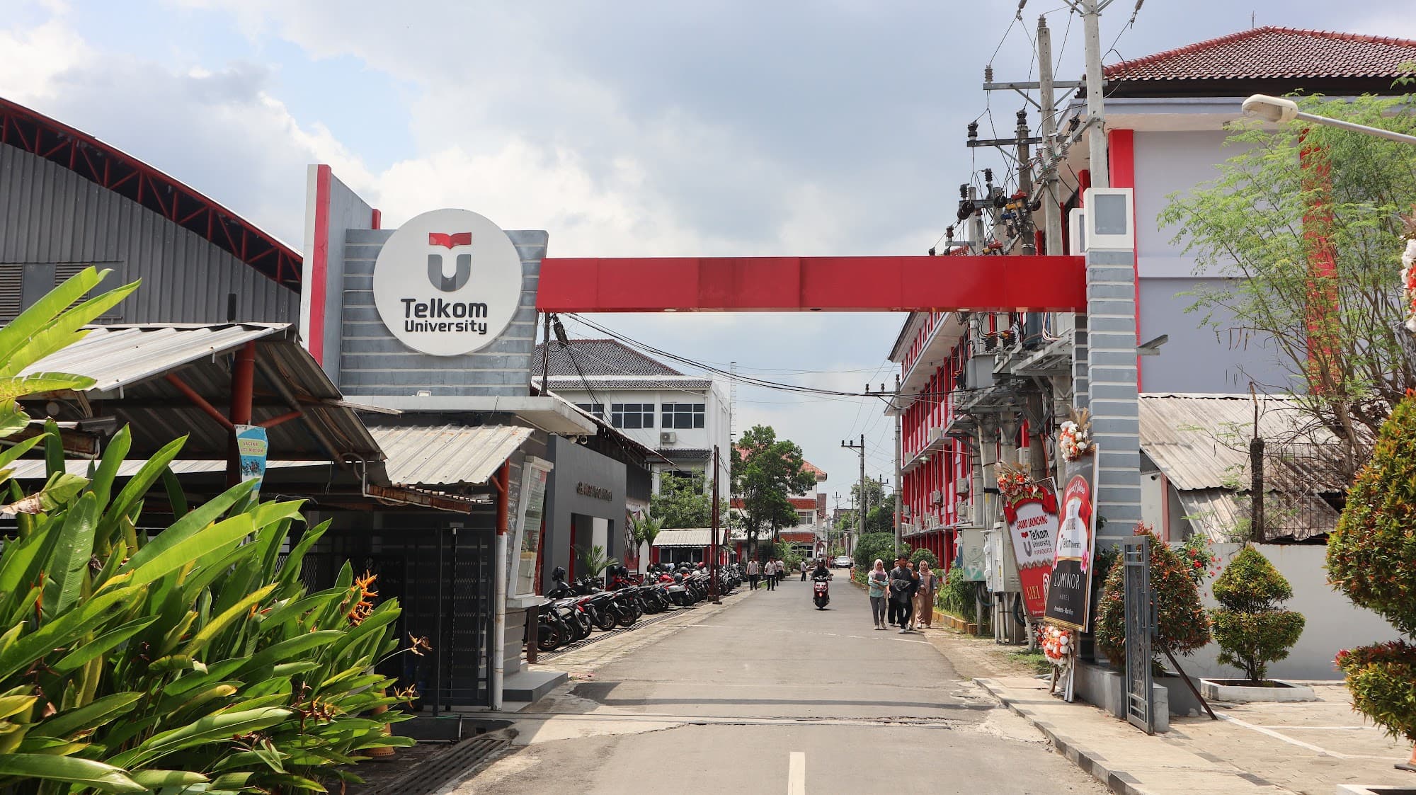Gerbang Akses Jalan Kampus