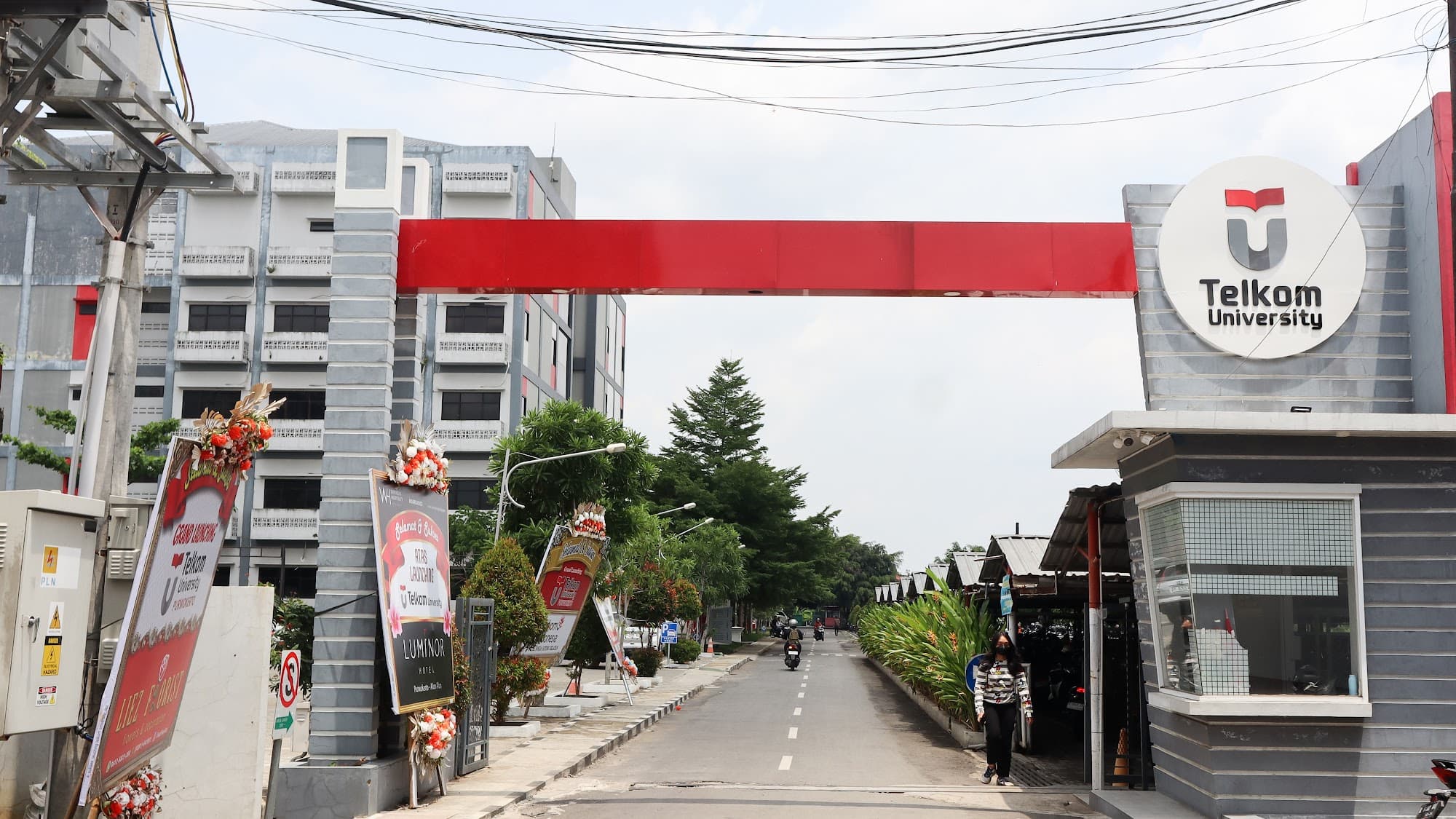 Gapura dan Pos Keamanan Kampus