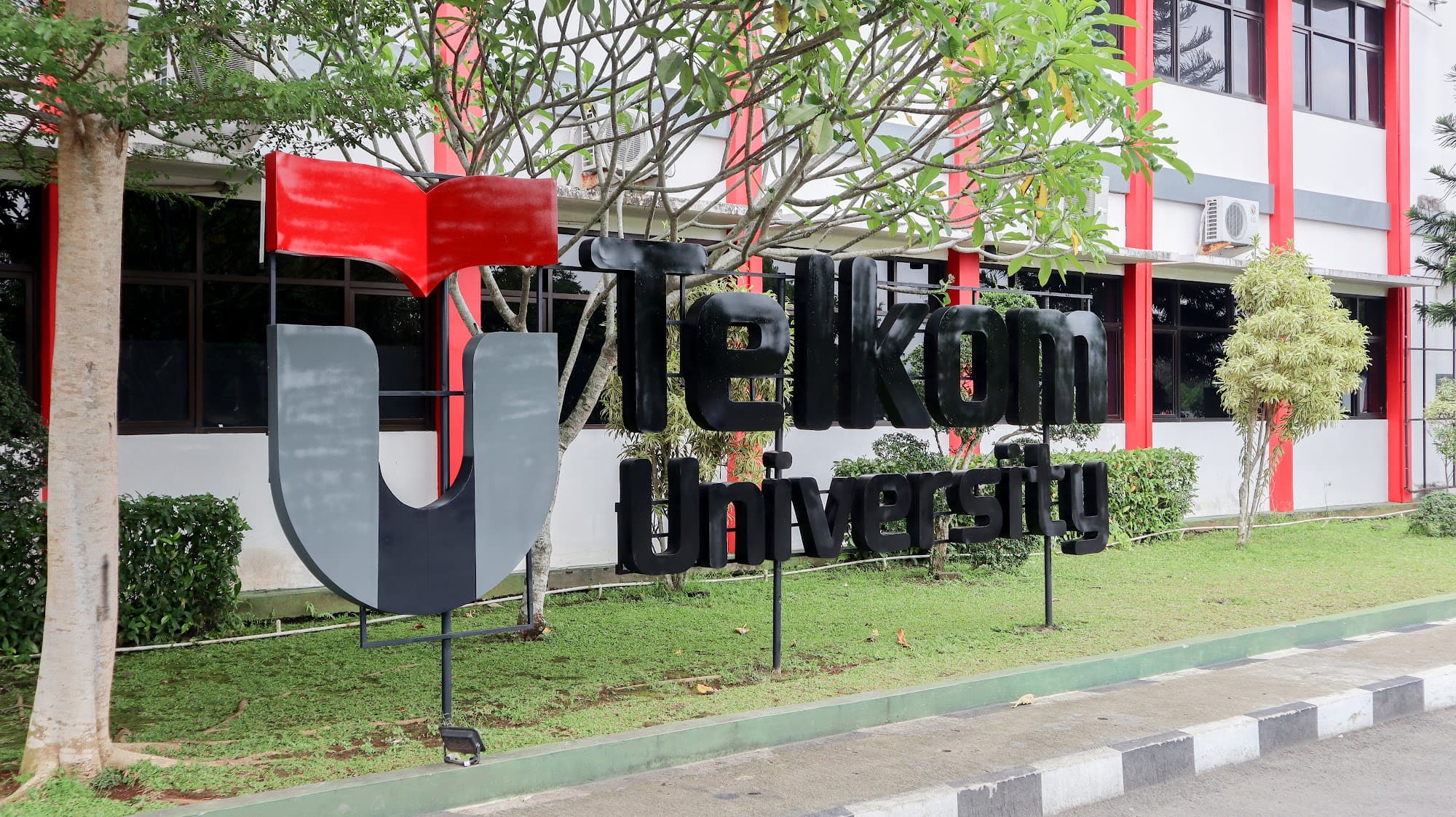 Monumen Logo Telkom University